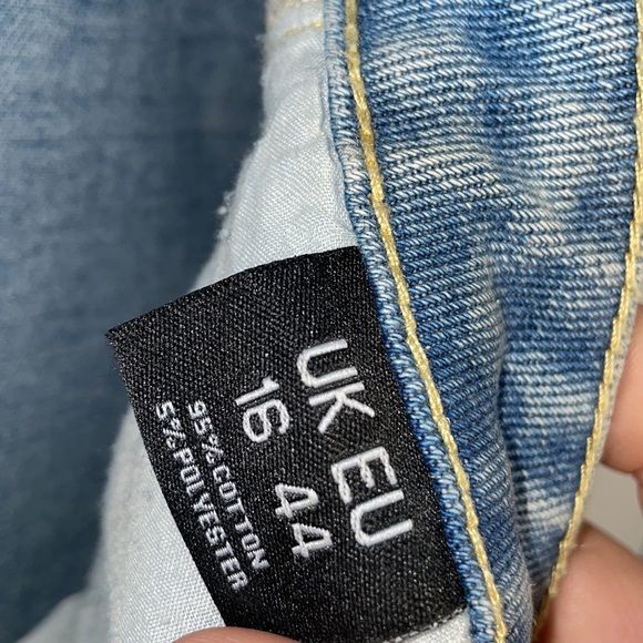 PrettyLittleThing Distressed Denim Shorts Size 12 - Picture 4 of 7